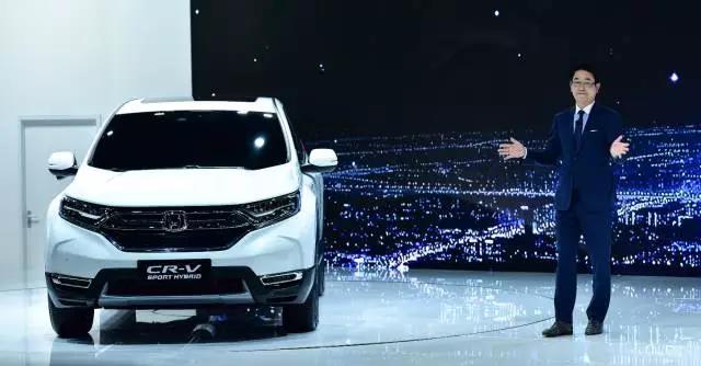 作為全球最暢銷的SUV， CR-V創(chuàng)造了無數(shù)個奇跡。撇開全球不說，從2004年CR-V被引進(jìn)到中國市場以來，就開拓了城市SUV市場，開啟了國內(nèi)高品質(zhì)SUV生活潮流。進(jìn)取之路永不停止，就在此次上海車展期間，東風(fēng)本田CR-V也終于迎來了全新?lián)Q代，實現(xiàn)了從內(nèi)到外的全面革新。