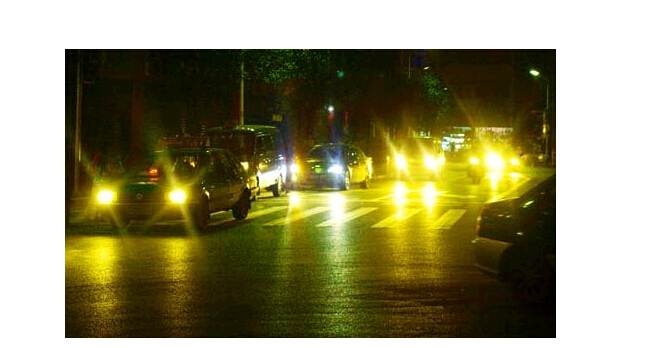 夜晚開車，小心穿了隱身衣的黑衣女子，會(huì)吃人！